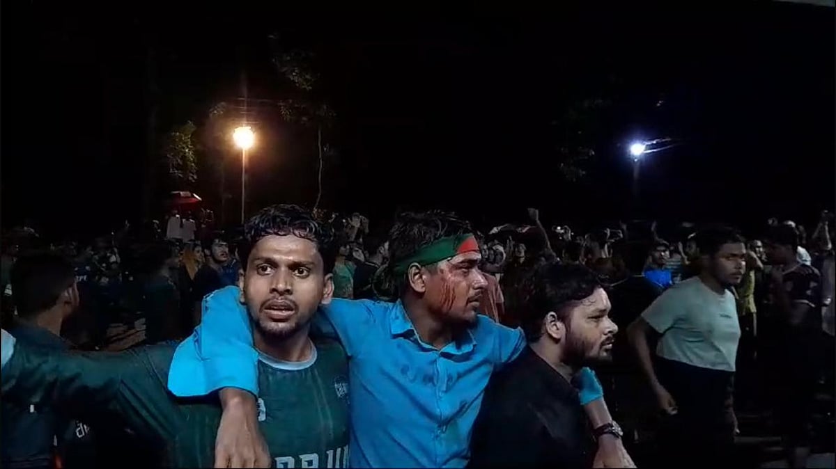 ছাত্রলীগের হামলায় আহত শিক্ষার্থীকে নিয়ে যাচ্ছেন আন্দোলনকারীরা